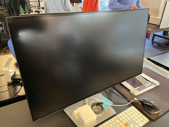 1. Stk. Skærm og diverse kontor udstyr