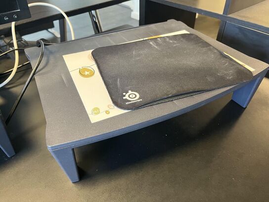 2. Stk. Skærme og kontor inventar