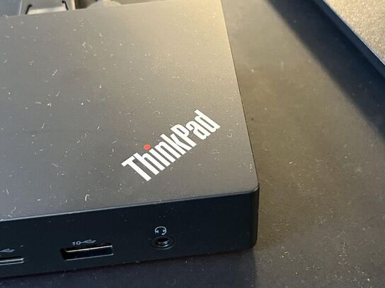 1. Stk. Skærm og diverse kontor udstyr