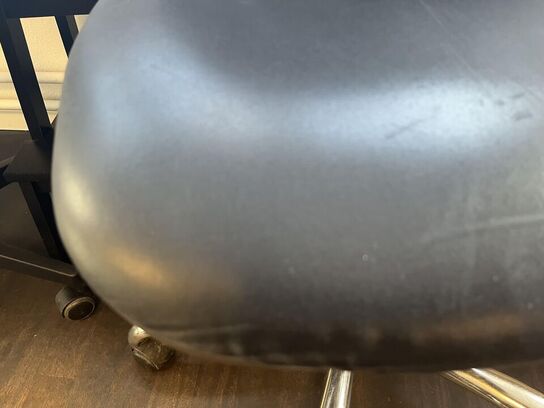 2. Stk. Kontor stole og 1. Stk. Skammel