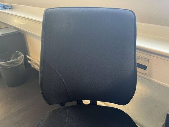 2. Stk. Kontor stole og 1. Stk. Skammel