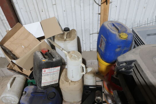 Pallekar, div. Skraldespande samt palle med indhold