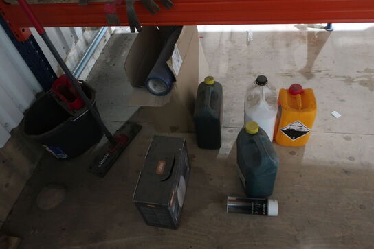 Lagerreol med div. Værktøj og varelager