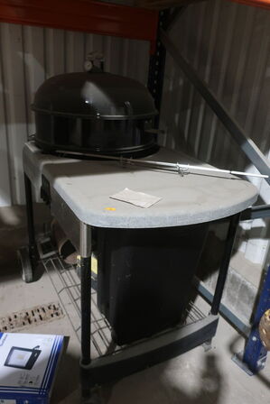 Kuglegrill med bord WEBER