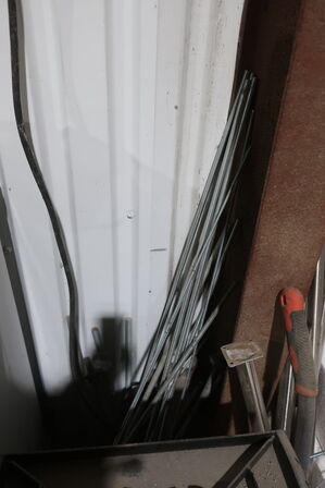 Sortimentsskab med indhold samt div. Jern