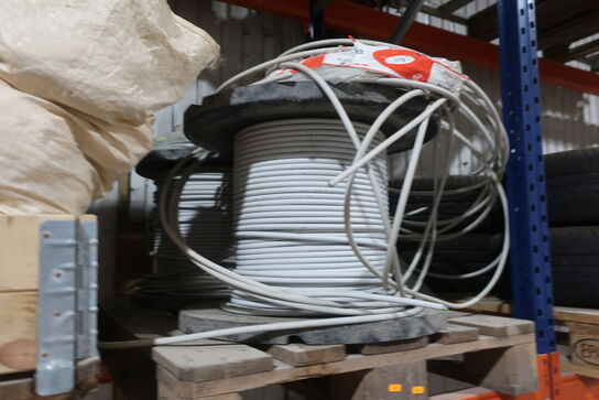 Palle med 2 stk. kabeltromler med kabel