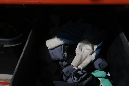 Lagerreol med div. Værktøj og varelager