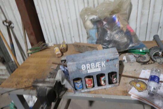 Arbejdsbord med skruestik, div. Værktøj m.m.