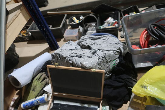 Bord med div. Værktøj og varelager