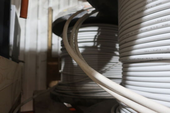 Palle med 2 stk. kabeltromler med kabel