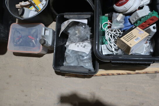 Div. Kasser med værktøj og varelager