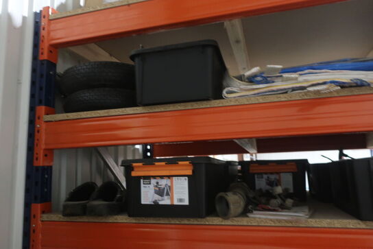 Lagerreol med div. Værktøj og varelager