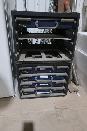 Sortimentsskab med indhold samt div. Jern