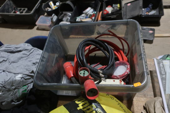 Bord med div. Værktøj og varelager