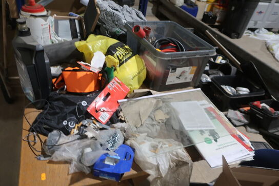 Bord med div. Værktøj og varelager