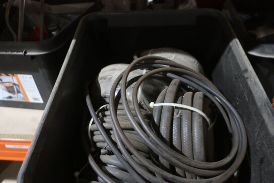 Lagerreol med div. Værktøj og varelager