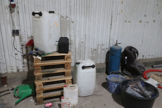 Div. Paller, dunke, autostol, murerspande, haveredskaber m.m.