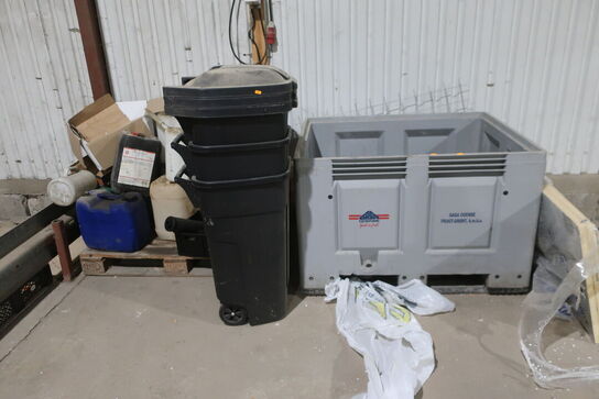 Pallekar, div. Skraldespande samt palle med indhold