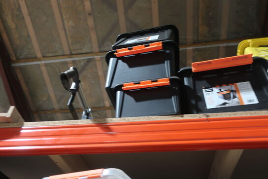 Lagerreol med div. Værktøj og varelager