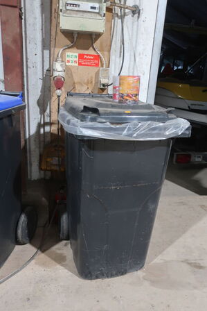 2 stk. skraldespande med indhold