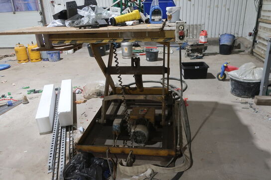 Saksløftebord med indhold