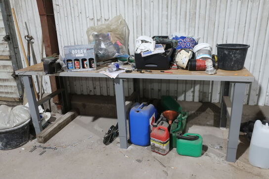 Arbejdsbord med skruestik, div. Værktøj m.m.