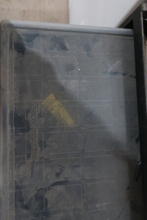 Sortimentsskab med indhold samt div. Jern