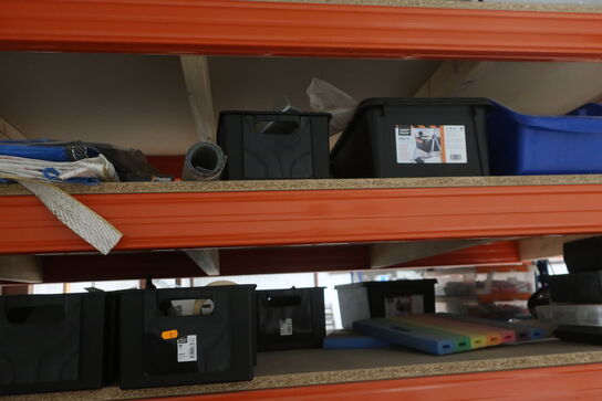 Lagerreol med div. Værktøj og varelager