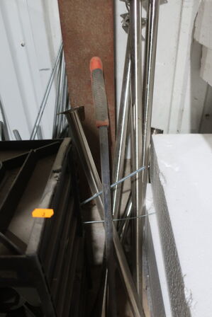 Sortimentsskab med indhold samt div. Jern