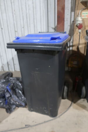 2 stk. skraldespande med indhold