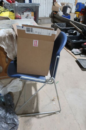 Bord med div. Værktøj og varelager