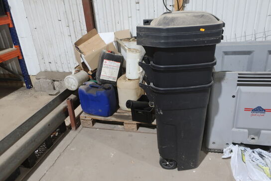 Pallekar, div. Skraldespande samt palle med indhold