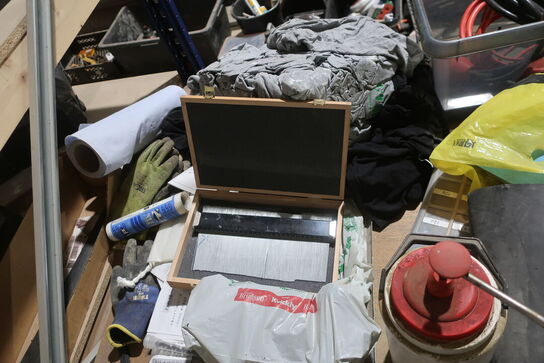 Bord med div. Værktøj og varelager