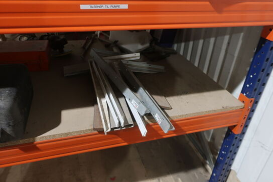 Lagerreol med div. Værktøj og varelager