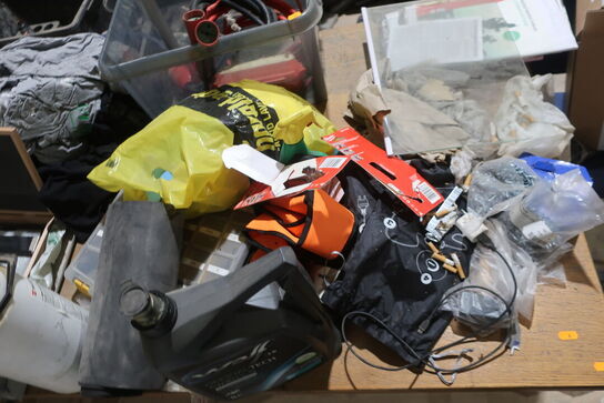 Bord med div. Værktøj og varelager