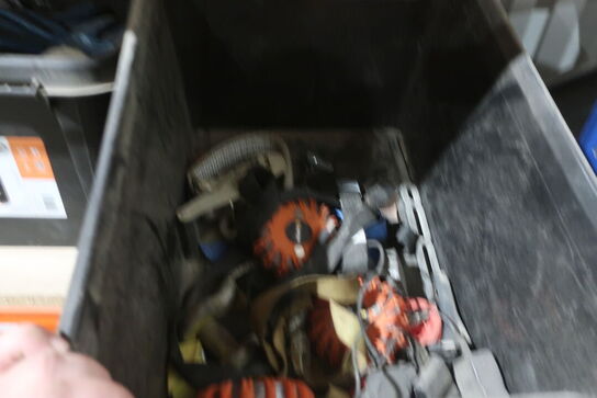 Lagerreol med div. Værktøj og varelager