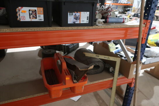 Lagerreol med div. Værktøj og varelager