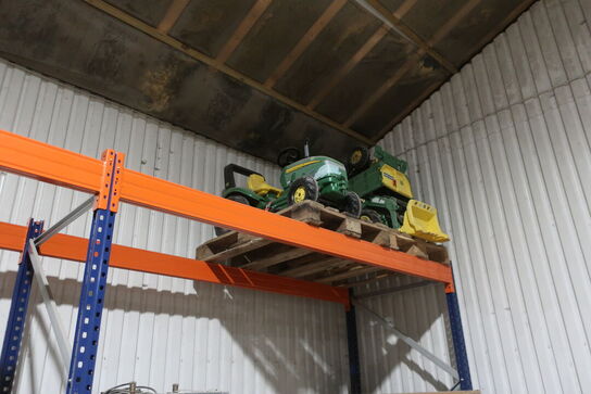 2 stk. Paller med el-legetøjstraktor JOHN DEERE med tilbehør