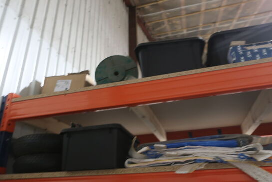 Lagerreol med div. Værktøj og varelager