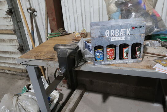 Arbejdsbord med skruestik, div. Værktøj m.m.