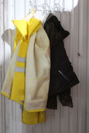 Lagerreol med div. Værktøj og varelager