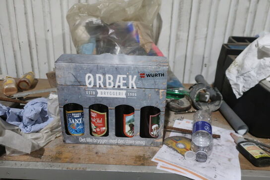 Arbejdsbord med skruestik, div. Værktøj m.m.