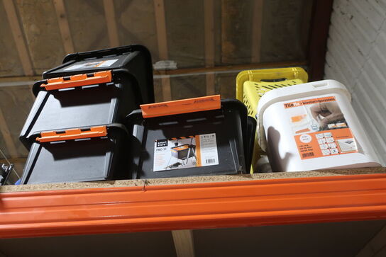 Lagerreol med div. Værktøj og varelager