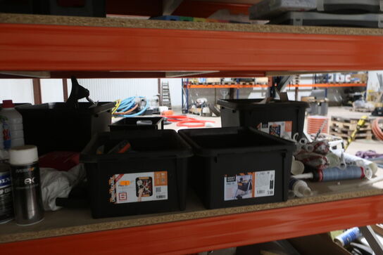 Lagerreol med div. Værktøj og varelager