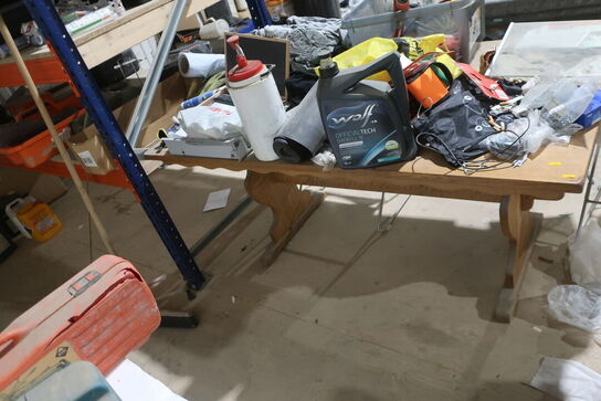 Bord med div. Værktøj og varelager