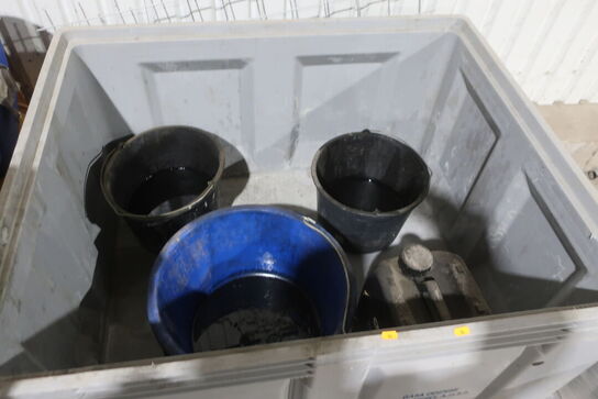 Pallekar, div. Skraldespande samt palle med indhold