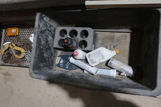 Div. Kasser med værktøj og varelager