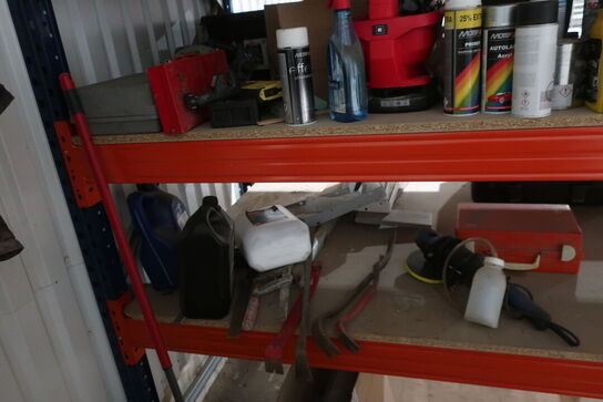 Lagerreol med div. Værktøj og varelager