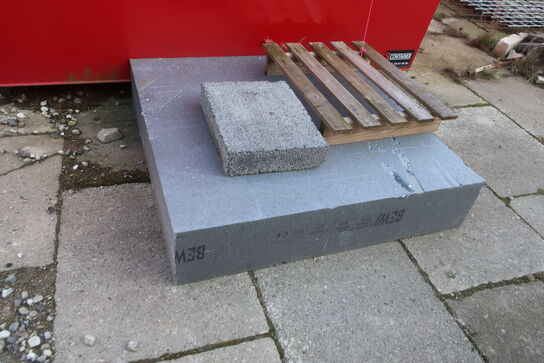 Div. Køreplader, gulvisoleringsplader, jern, lecablokke m.m.