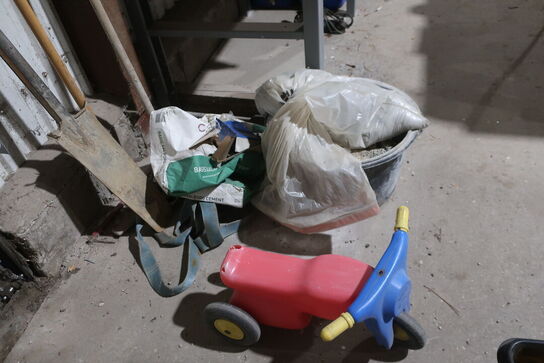 Div. Paller, dunke, autostol, murerspande, haveredskaber m.m.